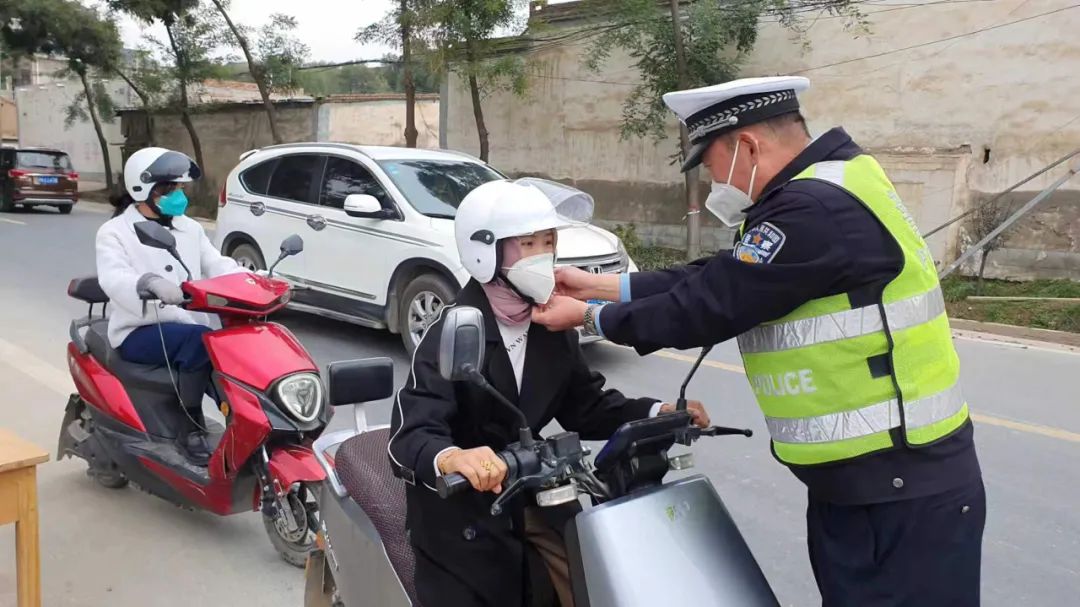 ​广河交警开展佩戴头盔安全骑行劝导活动