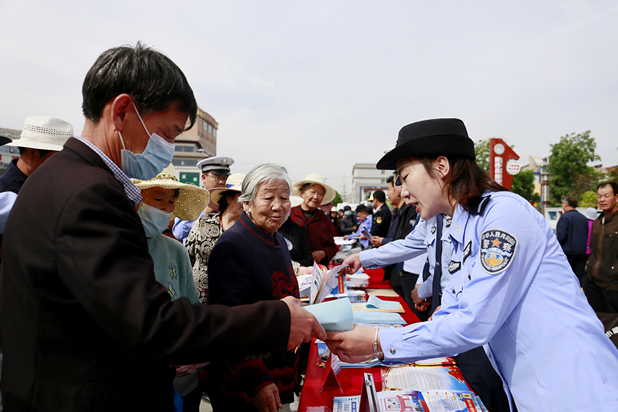 陇西县组织政法干警、综治工作人员开展平安建设集中宣传活动(2021年5月27日拍摄,资料图片)04