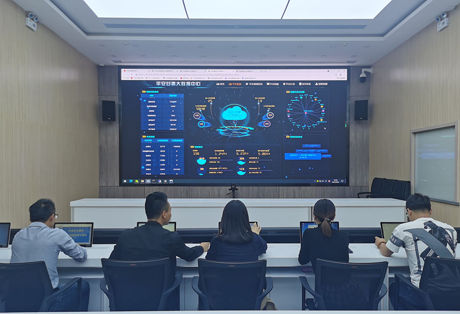 省综治中心工作人员运用平安甘肃建设信息化支撑管理平台指导各地综治中心工作(2021年9月23日拍摄,资料图片)。01